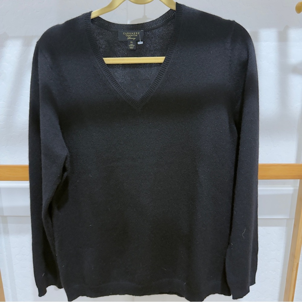 100% CASHMERE Club Room Black V-Neck Sweater